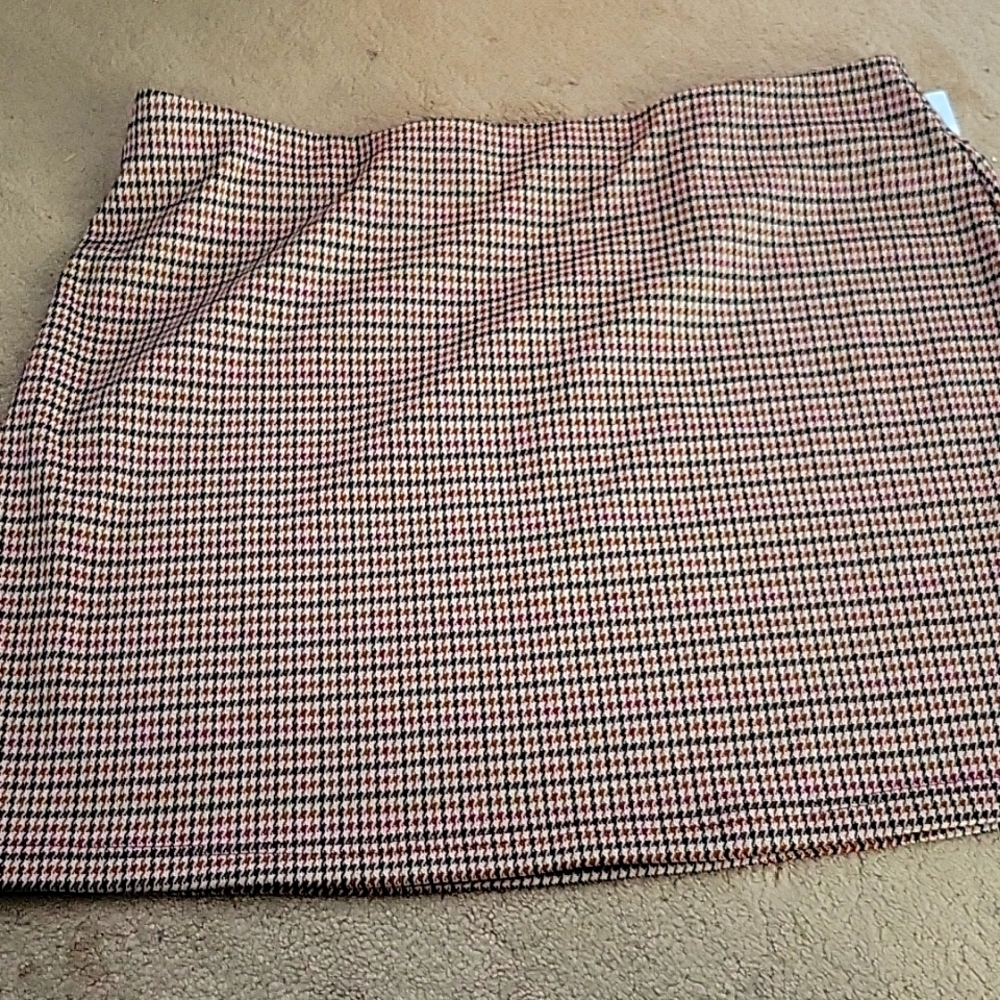 Women's plaid midi skirt. New W/ tag in excellent condition.